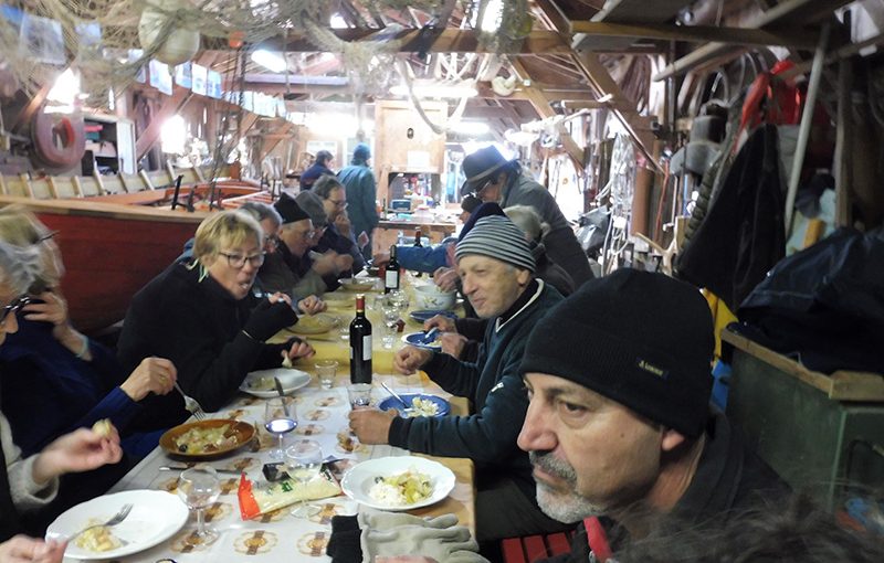 La ruche, besogneuse, bourdonne